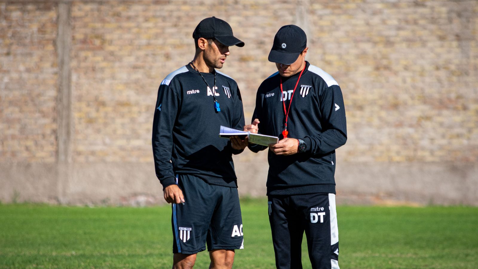 Entrenadores hablando en un entrenamiento